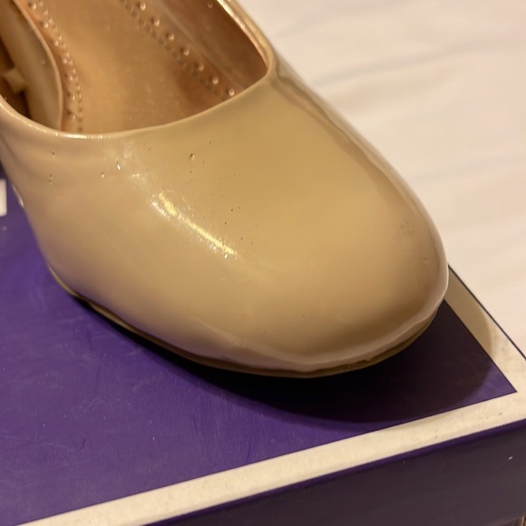Tan Pumps - Picture 5 of 10